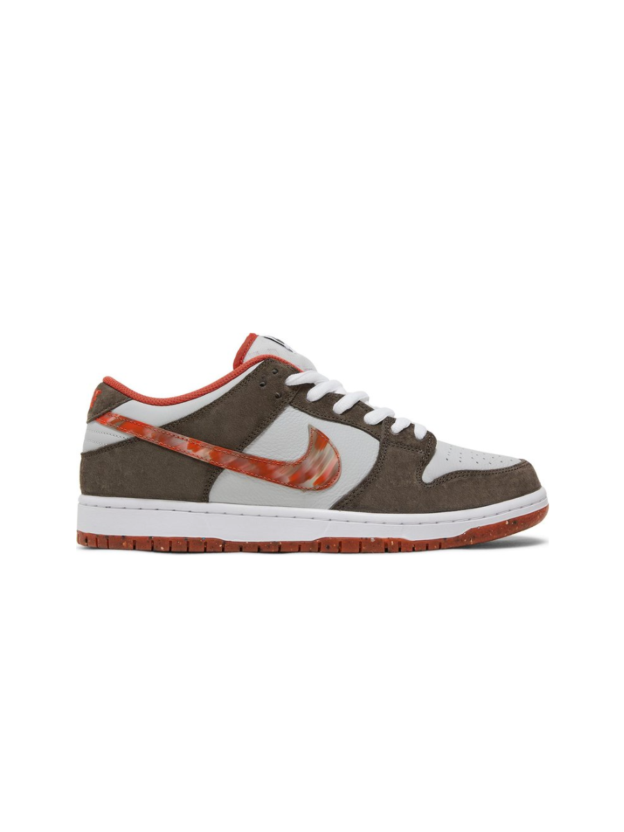 Картинка Кроссовки Crushed DC Skate Shop x Nike SB Dunk Low Brown White