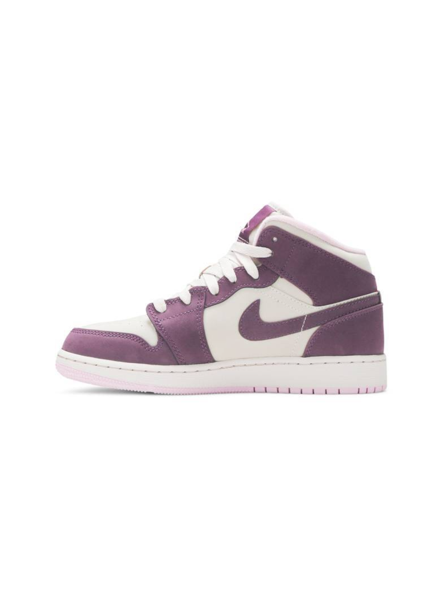 Картинка Кроссовки женские баскетбольные Nike Air Jordan 1 Retro Mid GS Pro Purple