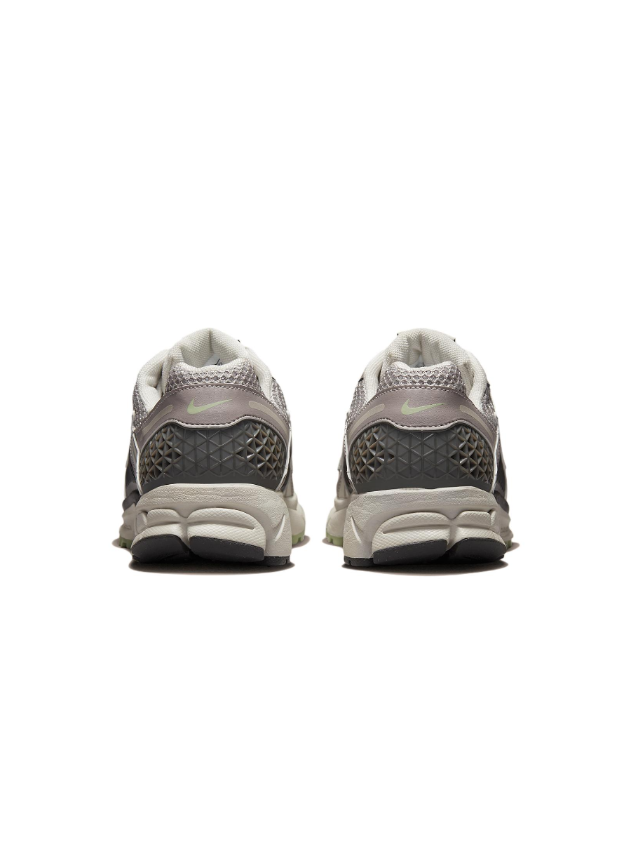 Картинка Кроссовки волейбольные Nike Zoom Vomero 5 Grey Beige