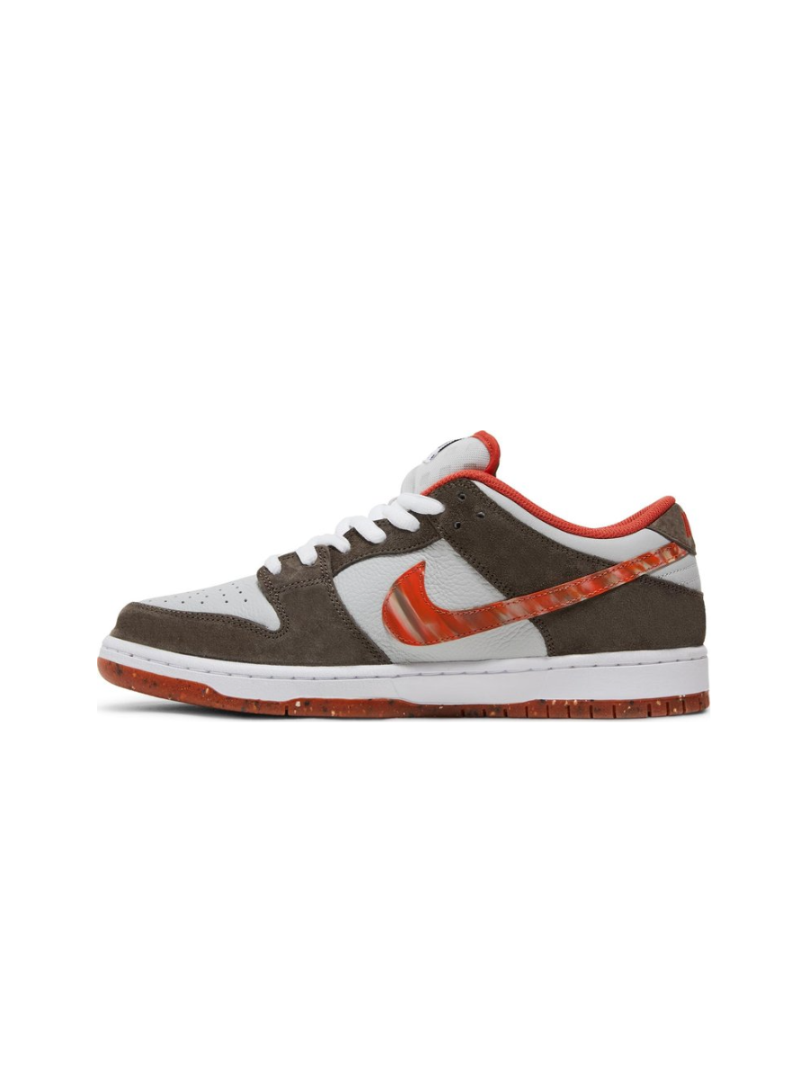 Картинка Кроссовки Crushed DC Skate Shop x Nike SB Dunk Low Brown White